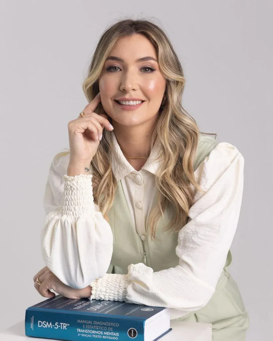 Dra. Keila Raphaelli, psicóloga, em seu consultório em Criciúma